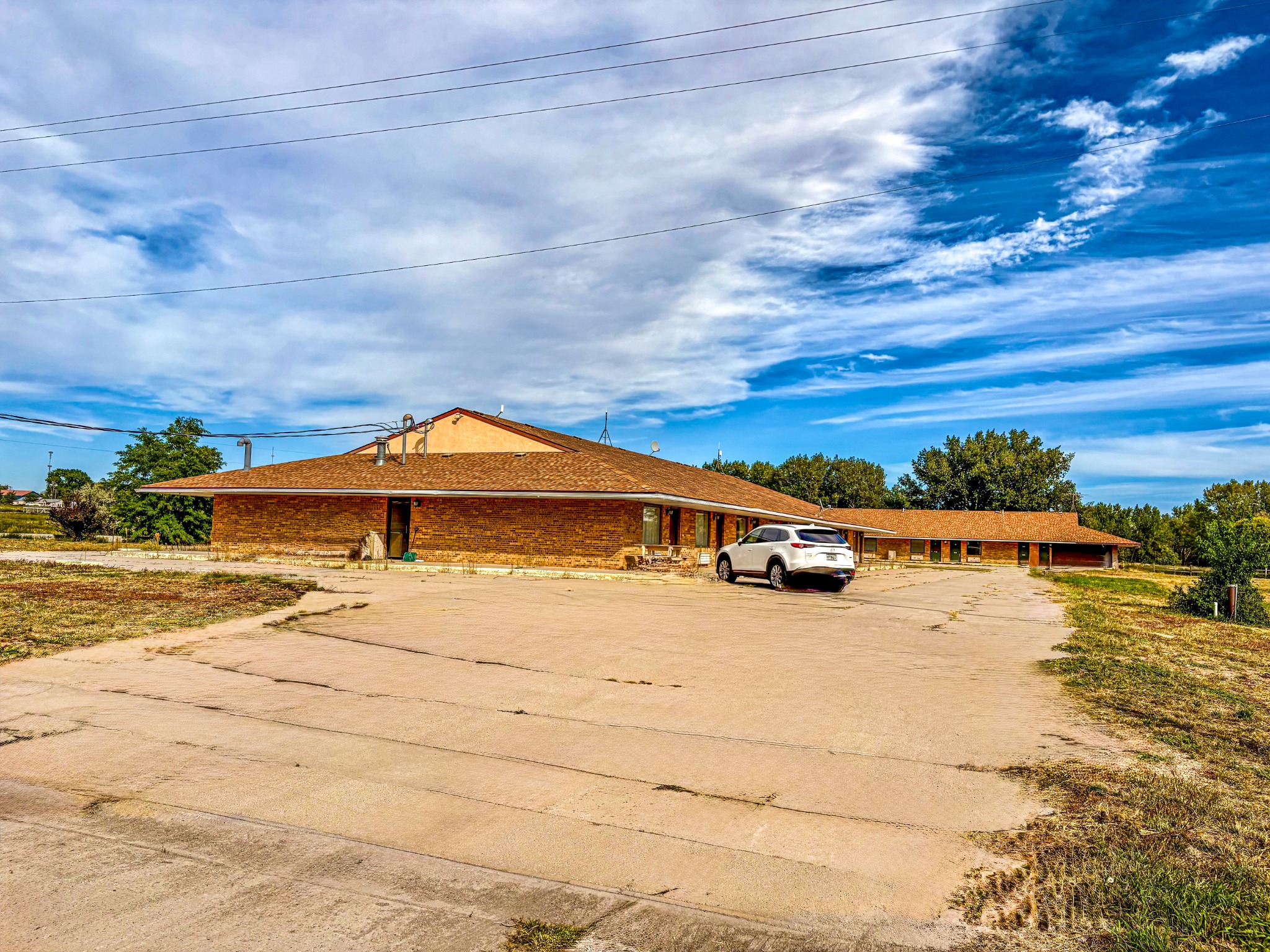 Exterior and parking area of Meadowlark Inn in Bridgeport, Nebraska